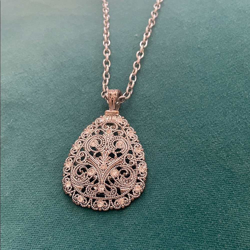 Elegant Silver Filigree Pendant Necklace